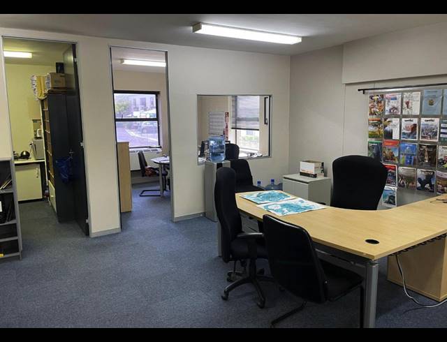 113M² OFFICE TO LET IN KENILWORTH